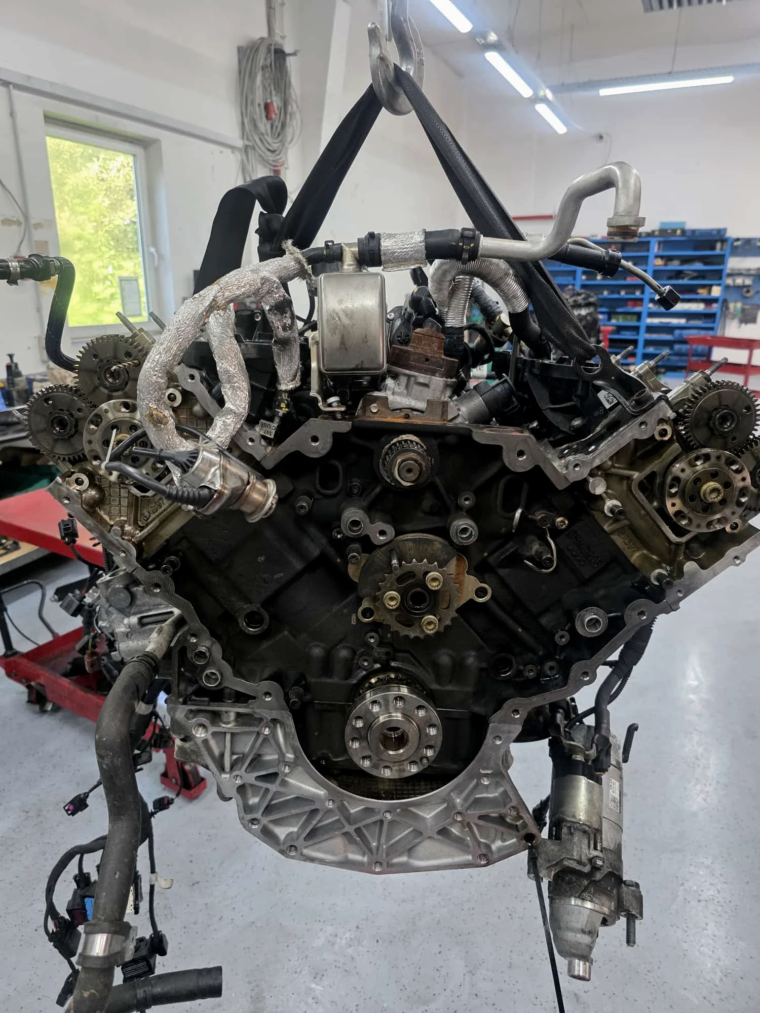 Ausgebauter Motor in der Werkstatt von AK